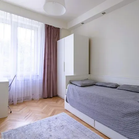 Renovated 3 Apt. Near Polin/oldtown 아파트