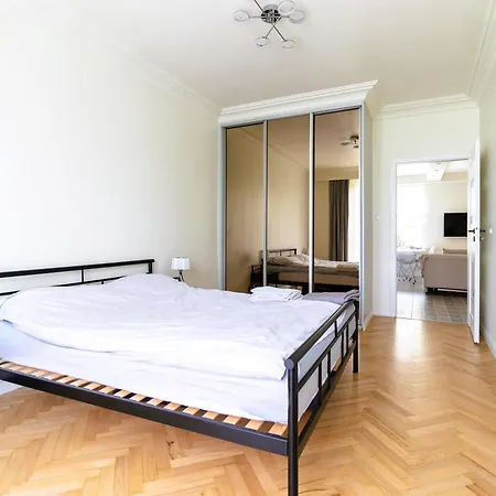 Renovated 3 Apt. Near Polin/oldtown *